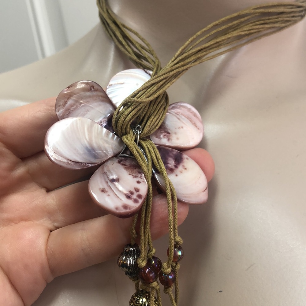 Shell Flower Necklace - Picture 6 of 16
